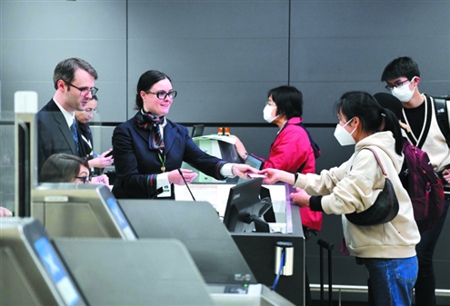 3月27日,在意大利罗马菲乌米奇诺机场,国航罗马直飞北京航班的旅客准备登机。意大利是第二批试点恢复中国公民出境团队游的目的地国家之一。新华社发